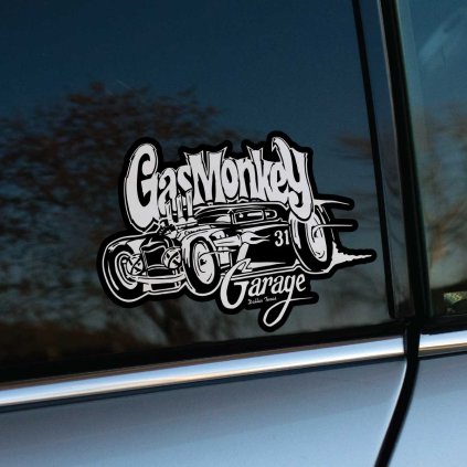Plotrovaná nálepka Gas Monkey Garage s ilustrovaným hot-rod autom a výraznou typografiou, ideálna pre fanúšikov custom áut.