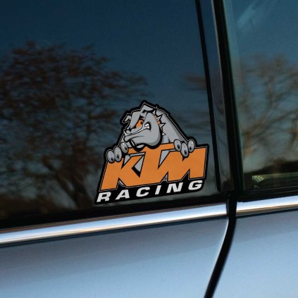 Tlačená nálepka na auto KTM Racing s motívom diviaka a výrazným logom značky pre fanúšikov motokrosu a rýchlej jazdy.