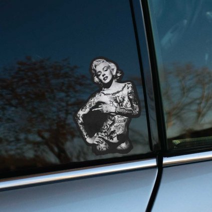Tlačená nálepka Marilyn Monroe s celotelovými tetovaniami v čiernobielom prevedení, retro pop-art s rebelujúcim twistom.