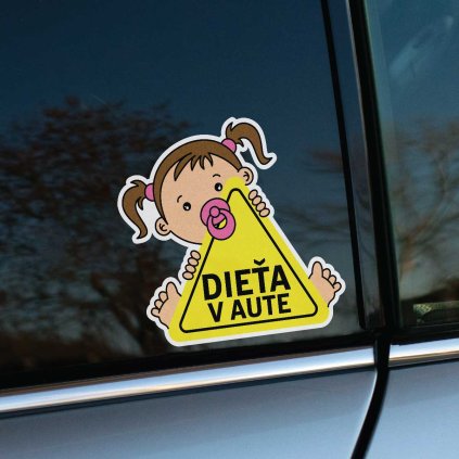 0961 dieťa v aute dievčatko hnedé vlasy