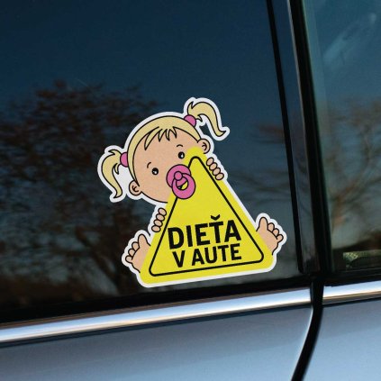 Tlačená nálepka “Dieťa v aute” s motívom dievčatka so svetlými copíkmi a cumlíkom, držiaceho žltý výstražný trojuholník.