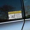 Vtipná nálepka na auto s textom „Varování!“ v žltom rámčeku a s ilustráciou driftujúceho auta, ktoré za sebou zanecháva oblaky dymu. Text pod upozornením hlási: „Tohle vozidlo může jít bokem bez varování!!! V případě že jde v driftu: 1. Dodržujte odstup 2. Nevyvolávejte paniku 3. Nevolejte policii.“ Nálepka je nalepená na okne strieborného auta a pridáva vozidlu zábavný a zároveň varovný charakter. Ideálna pre vodičov, ktorí majú radi adrenalín a driftovanie, a chcú s humorom upozorniť ostatných na možné nečakané manévre na ceste.