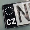 Tabuľka s evidenčným číslom prekrytá čiernou fóliou, ktorá zakrýva pôvodný modrý pruh EÚ s hviezdami a označením „CZ“.