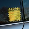Tlačená nálepka s výstražným dizajnom a ironickými pravidlami pre spolujazdcov, text v češtine na žltom podklade.