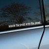 Nálepka na auto s textom "Nech ťa vozí kto ťa je**" je nalepená na zadnom skle tmavého vozidla, pravdepodobne v spodnej časti okna. Tento jednoduchý, no výrazný nápis v bielej farbe dodáva autu osobitý a provokatívny charakter. Ideálna voľba pre vodičov, ktorí majú radi odvážny humor a chcú vyjadriť svoj postoj prostredníctvom originálnej dekorácie na svojom aute. Skvelý spôsob, ako získať pozornosť a vyniknúť na cestách.
