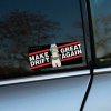 Tlačená nálepka na auto s nápisom "MAKE DRIFT GREAT AGAIN" a ilustráciou anime postavy, ideálna pre fanúšikov driftu a japonskej kultúry.