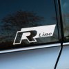Plotrovaná nálepka „R Line“ s dynamickým dizajnom, zvýrazňujúca športový štýl Volkswagen.