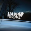 Plotrovaná nálepka na auto s nápisom „HARD TO LOVE“ a bielym zlomeným srdcom, navrhnutá v retro dynamickom písme.