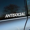 Plotrovaná nálepka Antisocial s výrazným typografickým dizajnom, obľúbená nálepka na auto medzi introvertmi aj driftermi.