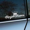 Plotrovaná nálepka Royal Stance s nápisom a korunou, nálepka na auto vhodná pre vyznávačov elegantného tuning štýlu.