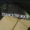 Plotrovaná nálepka Stance|Works s čistým typografickým logom, decentný dizajn vhodný ako nálepka na auto.