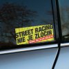 Vtipná nálepka s textom „Street Racing nie je zločin“ a dodatkom „Dobre, tak je ale jeb na to“ je nalepená na zadnom skle auta. Nálepka má výrazné žlto-zelené pozadie s čiernym a červeným textom, ktorý okamžite upúta pozornosť. Tento dizajn je určený pre milovníkov adrenalínovej jazdy, ktorí chcú s humorom vyjadriť svoj názor na pouličné preteky. Kombinácia farieb a drzého textu pridáva autu odvážny a provokatívny vzhľad, ktorý určite nezostane bez povšimnutia.