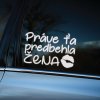 Plotrovaná nálepka na auto s nápisom „Práve ťa predbehla ŽENA“ a bielym bozkom, ladená v rukopisnom štýle pre štýlový look.