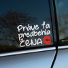 Plotrovaná nálepka na auto s textom „Práve ťa predbehla ŽENA“ doplneným o červený otlačok pier v hravom rukopisnom písme.
