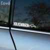 Plotrovaná nálepka s nápisom Volkswagen a srdcovou krivkou zakončenou srdcom, prevedenie pre ľavú stranu vozidla.