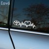Na fotke je zobrazená ľavá strana auta značky Toyota, na ktorej okne je nalepená štýlová biela nálepka. Dizajn nálepky zahŕňa EKG líniu srdca, ktorá prechádza do loga Toyota, čo symbolizuje vášeň a lásku k tejto automobilovej značke. Táto reflexná nálepka je ideálnym doplnkom pre každého majiteľa vozidla Toyota, ktorý chce svoje auto ozdobiť a pridať mu osobitý a moderný vzhľad. Perfektný spôsob, ako vyjadriť svoju oddanosť značke Toyota a zároveň pridať vozidlu jedinečný a vkusný prvok.
