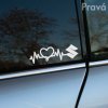 Na fotke je zobrazená pravá strana auta značky Suzuki, na ktorej okne je nalepená elegantná biela nálepka. Dizajn nálepky obsahuje EKG líniu srdca, ktorá prechádza do loga Suzuki, čo vyjadruje lásku a vášeň k tejto značke automobilov. Táto štýlová reflexná nálepka je perfektným doplnkom pre každého majiteľa vozidla Suzuki, ktorý chce svojmu autu dodať jedinečný a osobný vzhľad. Skvelý spôsob, ako ozdobiť auto a vyjadriť svoju záľubu k značke Suzuki.