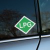 Tlačená nálepka so zeleným symbolom “LPG” v tvare kosoštvorca, určená na označenie vozidiel poháňaných skvapalneným plynom.