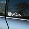 Biela nálepka na zadnom okne auta Saab s motívom srdca prepojeného s krivkou EKG a logom automobilky na ľavej strane. Tento štýlový dizajn zdôrazňuje vášeň pre autá značky Saab a pridáva vášmu vozidlu jedinečný vzhľad. Ideálna voľba pre milovníkov tejto značky, ktorí chcú svoje auto ozdobiť a vyjadriť svoju oddanosť automobilke Saab.