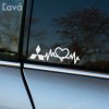 Na obrázku je bočné okno auta, pravdepodobne Mitsubishi, ozdobené bielou nálepkou s motívom srdca prepojeného s krivkou EKG a logom Mitsubishi. Táto elegantná nálepka na ľavom okne vozidla dodáva autu osobitý a štýlový vzhľad. Biela farba nálepky vyniká na tmavšom skle, čo zabezpečuje vynikajúcu viditeľnosť. Ideálny doplnok pre fanúšikov značky Mitsubishi, ktorí chcú svojmu autu dodať jedinečný charakter a vyjadriť svoju lásku k tejto automobilovej značke.