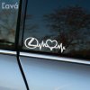 Na fotografii je zobrazené bočné okno automobilu značky Lexus, na ktorom je nalepená elegantná biela nálepka. Nálepka obsahuje kombináciu motívu srdcového tepu so srdcom a logom Lexus, čím vyjadruje lásku a oddanosť tejto prestížnej značke. Tento štýlový doplnok je perfektný pre všetkých majiteľov Lexus, ktorí chcú dodať svojmu vozidlu osobný a unikátny vzhľad. Nálepka na tmavom skle vytvára kontrast, ktorý zvýrazňuje jej čistý a moderný dizajn. Ideálna dekorácia pre všetkých fanúšikov značky Lexus.