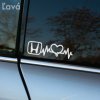 Biela nálepka na aute Honda s grafom srdcového tepu, motívom srdca a logom Honda, umiestnená na bočnom okne strieborného vozidla. Táto štýlová dekorácia vyjadruje vášeň pre značku Honda a dodáva autu osobitý charakter. Ideálna pre tých, ktorí chcú svojmu autu dodať jedinečný vzhľad a zvýrazniť svoju oddanosť tejto automobilke.