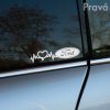 Detailný záber na zadné okno auta značky Ford s bielou nálepkou. Nápaditý dizajn nálepky zobrazuje EKG líniu prechádzajúcu cez srdce a končiacu logom Ford. Nápadný a štýlový doplnok pre každého fanúšika tejto automobilovej značky. Ideálna dekorácia na zvýraznenie vášho auta a vyjadrenie vášho vzťahu k značke Ford.