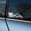 Plotrovaná nálepka kombinujúca symbol masky chladiča s nápisom DACIA, na ktorý nadväzuje EKG krivka a motív srdca.
