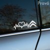 Biela nálepka na pravom okne auta Citroën zobrazuje srdcový tep s motívom lásky k tejto značke. Nálepka je výrazná na tmavom skle, čo jej dodáva moderný a štýlový vzhľad. Ideálna dekorácia pre všetkých fanúšikov Citroënu, ktorí chcú svojmu autu dodať osobitý šarm a prejaviť svoju vášeň pre túto automobilovú značku. Táto nálepka pritiahne pozornosť na cestách a dodá vozidlu jedinečný charakter.