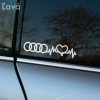 Plotrovaná nálepka so štyrmi kruhmi Audi prepojenými s motívom EKG línie a srdca, vyjadrujúca lásku k značke.