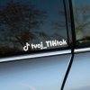 Plotrovaná nálepka na auto s TikTok logom a menom účtu, jednoduchý a štýlový doplnok na propagáciu profilu na sociálnej sieti.