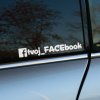 Plotrovaná nálepka na auto s ikonou Facebooku a menom účtu – decentný a praktický spôsob, ako zviditeľniť svoj profil.