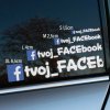 Plotrovaná nálepka na auto s farebným Facebook logom a menom účtu, dostupná vo veľkostiach S, M, L a XL – výrazný a praktický doplnok pre propagáciu.