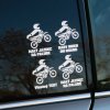 Plotrovaná nálepka na auto s motívom dieťaťa na crossovej motorke v prilbe, dostupná v rôznych jazykoch alebo s vlastným textom.