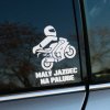 Plotrovaná nálepka na auto s motívom malého jazdca na motorke v prilbe, doplnená o text MALÝ JAZDEC NA PALUBE.