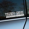 Biela nálepka s textom „Your Girl Loves My Stance“ je nalepená na zadnom skle auta. Tento dizajn je provokatívny a sebavedomý, odráža kultúru milovníkov upravených áut, ktorí si zakladajú na jedinečnom vzhľade a „stance“ svojho vozidla. Nálepka je určená pre tých, ktorí chcú na cestách vyjadriť svoju vášeň pre autá s nadhľadom a trochu drzým humorom. Výrazné písmo a dizajn zaručia, že si nálepka získa pozornosť a urobí dojem.