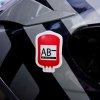 Tlačená nálepka v tvare krvného vaku s textom AB− Rh NEGATIVE, vhodná na prilbu, auto alebo batožinu pre jasné zdravotné označenie.