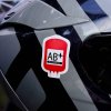 Tlačená nálepka v tvare krvného vaku s textom AB+ Rh POSITIVE, určená na prilbu, kufor alebo auto pre zreteľné zdravotné označenie.