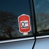 Tlačená nálepka na auto v tvare krvného vaku s textom 0− Rh NEGATIVE, určená na rýchlu a viditeľnú identifikáciu krvnej skupiny.