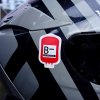 Tlačená nálepka v tvare krvného vaku s označením B− Rh NEGATIVE, ideálna na prilbu, kufor alebo auto pre rýchlu identifikáciu krvnej skupiny.
