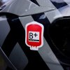 Tlačená nálepka v tvare krvného vaku s textom B+ Rh POSITIVE, vhodná na prilbu, auto alebo batožinu pre medicínske označenie.