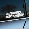 Biela nálepka na bočnom okne auta s nápisom „My Driving Scares Me Too“ a hravými očami na konci textu vyjadruje sebaironický a zábavný prístup k šoférovaniu. Tento vtipný detail je skvelý pre vodičov, ktorí majú zmysel pre humor a neboja sa priznať, že ich jazdné schopnosti občas prekvapia aj ich samotných. Nálepka dodáva autu osobitý šarm a je ideálnym doplnkom pre tých, ktorí chcú na cestách rozosmiať ostatných a ukázať, že sa na seba vedia pozrieť s nadhľadom.