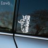 Plotrovaná nálepka na auto SCANIA s korunovaným levom pri vertikálnom logu, ľavá verzia dizajnu vhodná na okno či karosériu.
