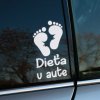 Plotrovaná nálepka s odtlačkami detských chodidiel a textom „Dieťa v aute“, určená na označenie vozidla.