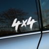 Plotrovaná nálepka „4x4“ s dynamickým, drsným dizajnom. Perfektná nálepka na auto pre fanúšikov terénnych vozidiel a offroad jazdy.