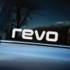 Plotrovaná nálepka na auto s logom revo, zaoblené futuristické písmo v minimalistickom a technickom štýle.