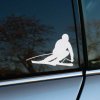 Plotrovaná nálepka na auto so siluetou lyžiara v zákrute, ideálna pre fanúšikov zimných športov a lyžovania.