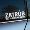 Vtipná nálepka s textom „Zatrúb, keď ti smrdia nohy“ umiestnená na bočnom okne auta. Tento zábavný a provokatívny dizajn je ideálny pre vodičov, ktorí chcú pridať svojmu autu štipku humoru a pobaviť ostatných účastníkov premávky. Skvelý doplnok pre tých, ktorí radi zaujmú nevšedným štýlom.