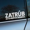 Humorná nálepka s textom „Zatrúb, ak si prdíš do sedačky“ umiestnená na bočnom okne auta. Tento zábavný a provokatívny dizajn je ideálny pre vodičov, ktorí chcú pridať svojmu autu originálny a vtipný prvok. Skvelý spôsob, ako pobaviť ostatných vodičov a vniesť na cestu trochu recesie.