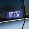 Tlačená nálepka „Impact Blue Inpakuto Burū“ s moderným písmom a japonským textom, inšpirovaná legendárnym tímom ženských pouličných pretekárok.